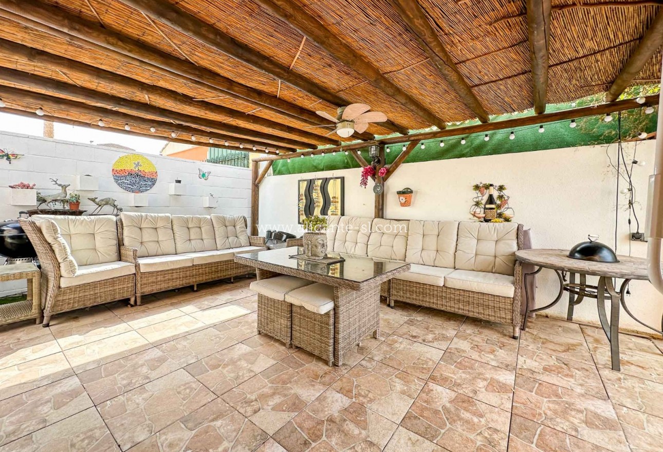 Sale - Villa  - Hondón de las Nieves