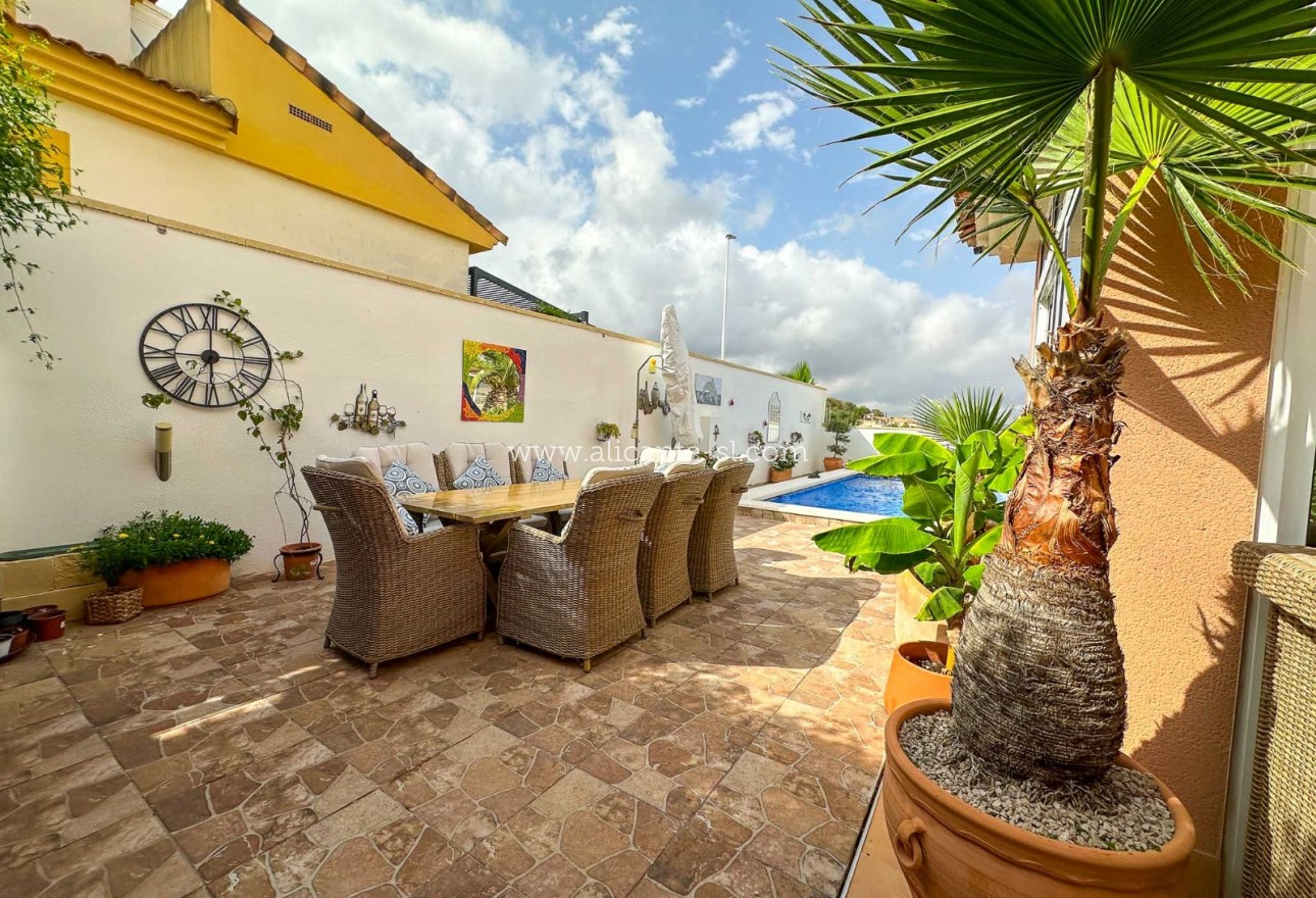 Sale - Villa  - Hondón de las Nieves