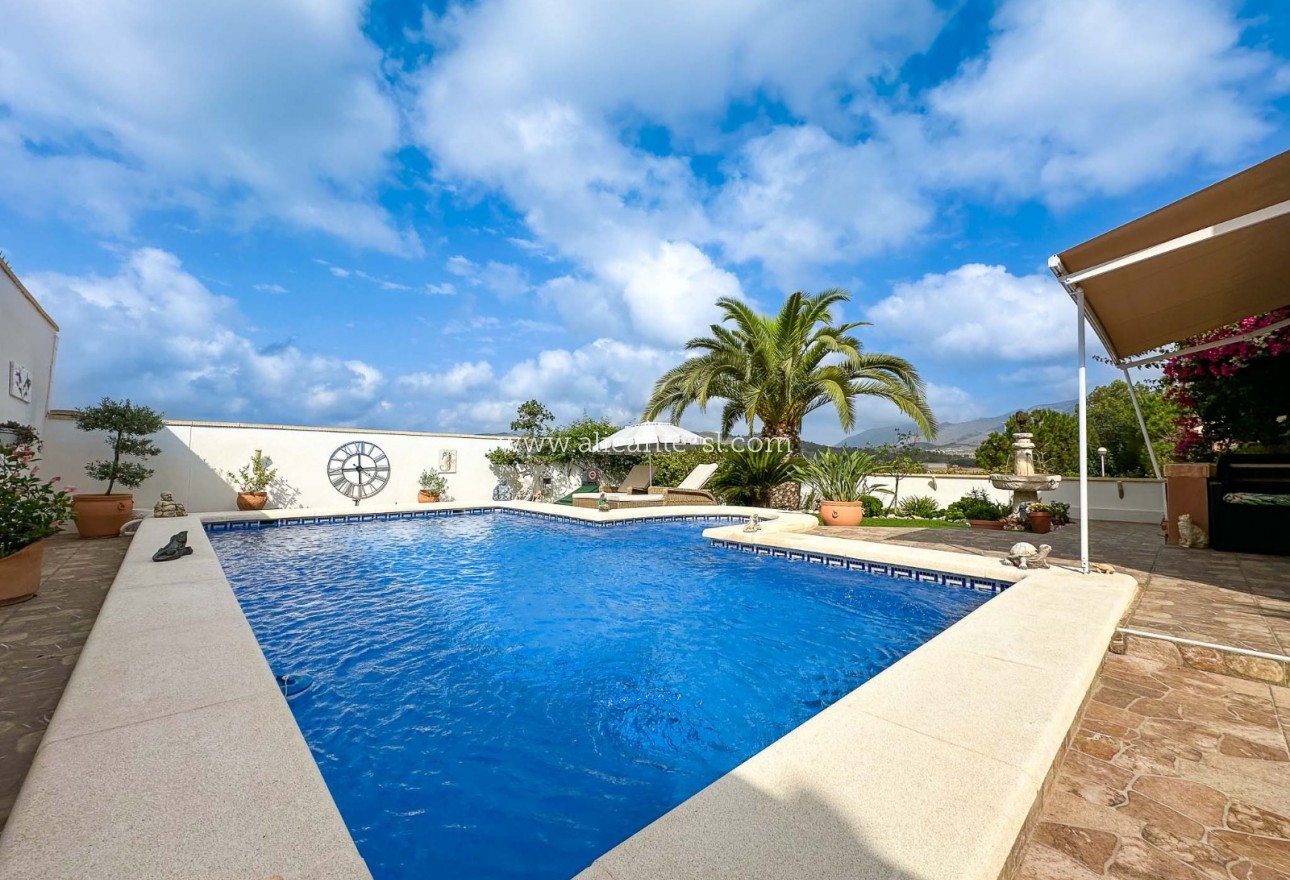 Sale - Villa  - Hondón de las Nieves