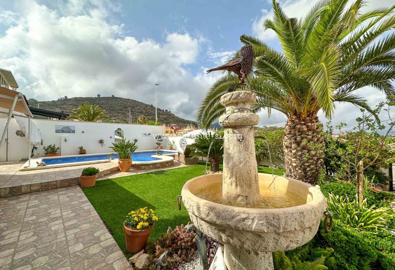 Sale - Villa  - Hondón de las Nieves