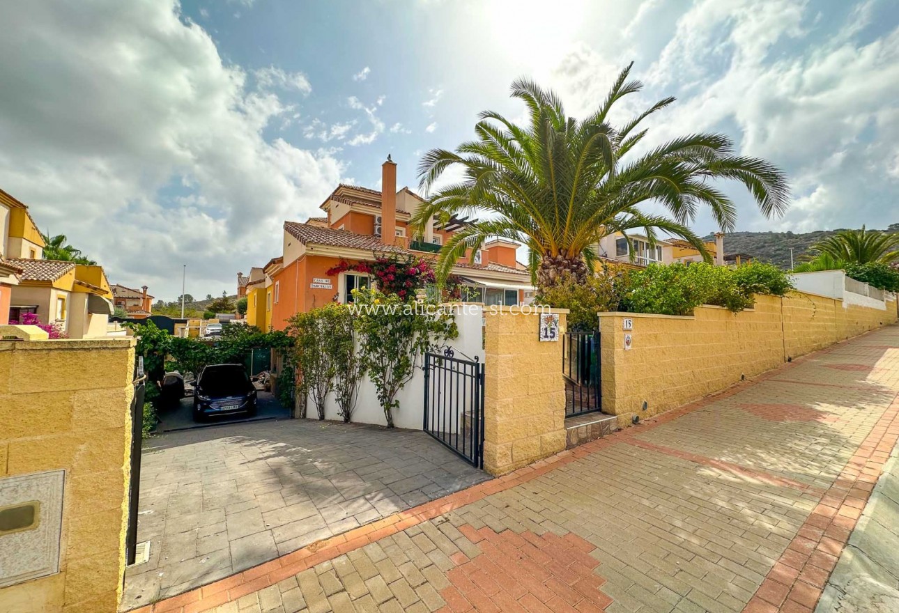 Sale - Villa  - Hondón de las Nieves