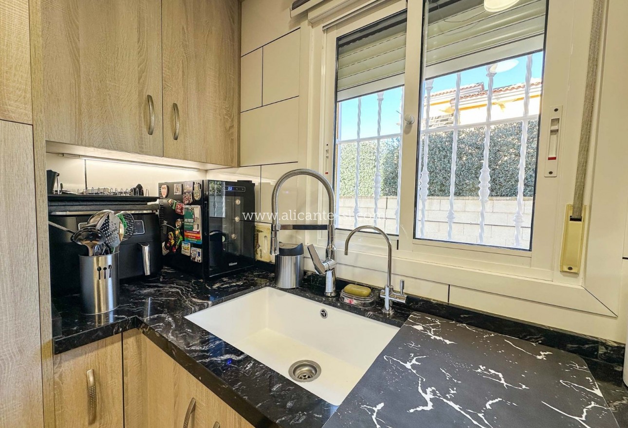 Sale - Villa  - Hondón de las Nieves