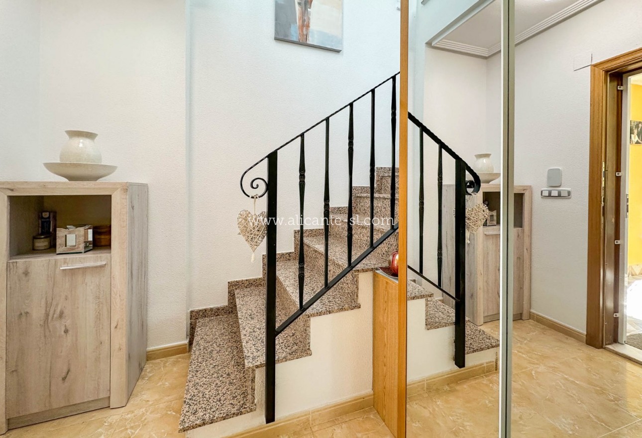 Sale - Villa  - Hondón de las Nieves