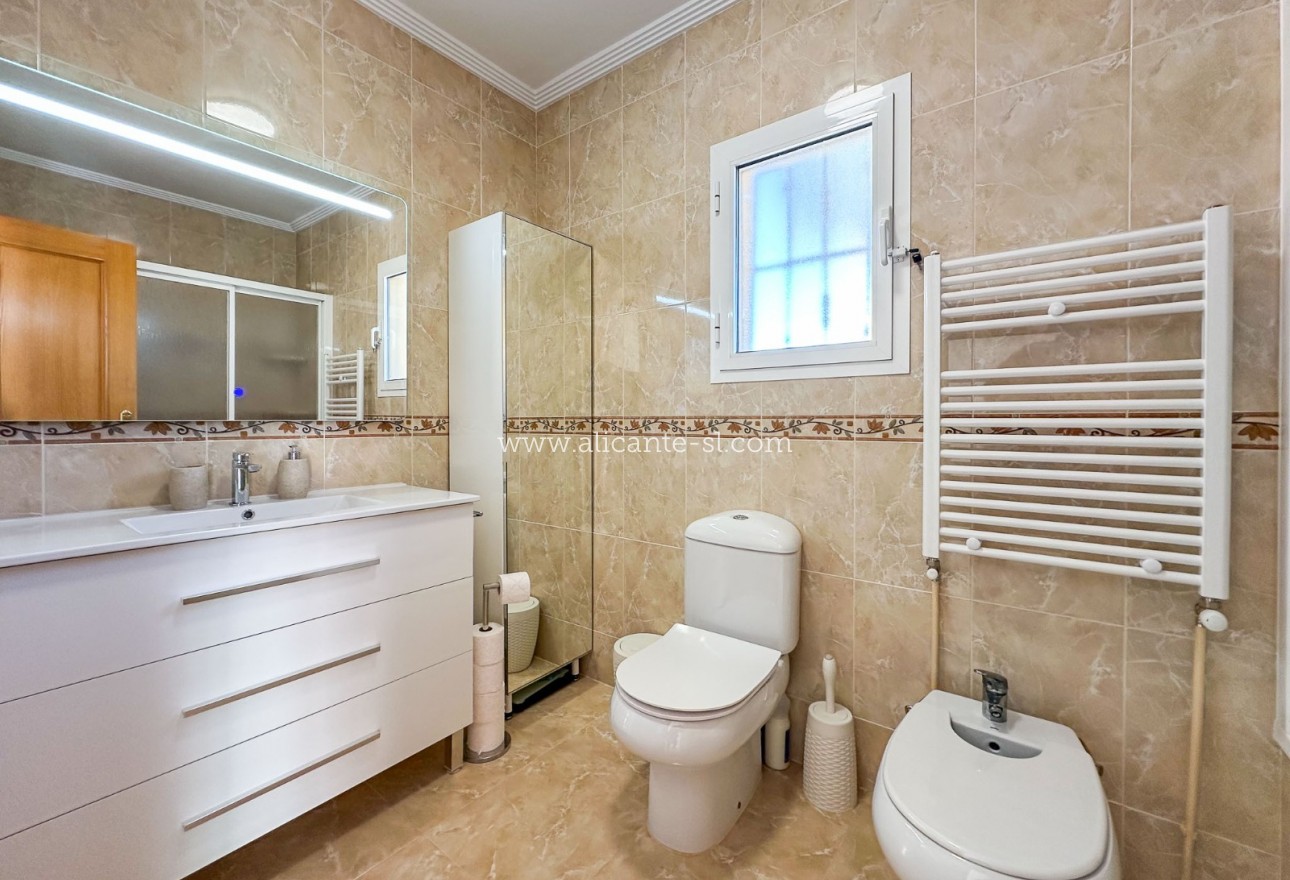 Sale - Villa  - Hondón de las Nieves