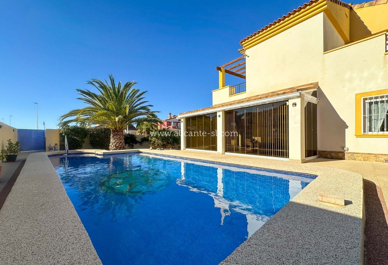 Sale - Villa  - Hondón de las Nieves