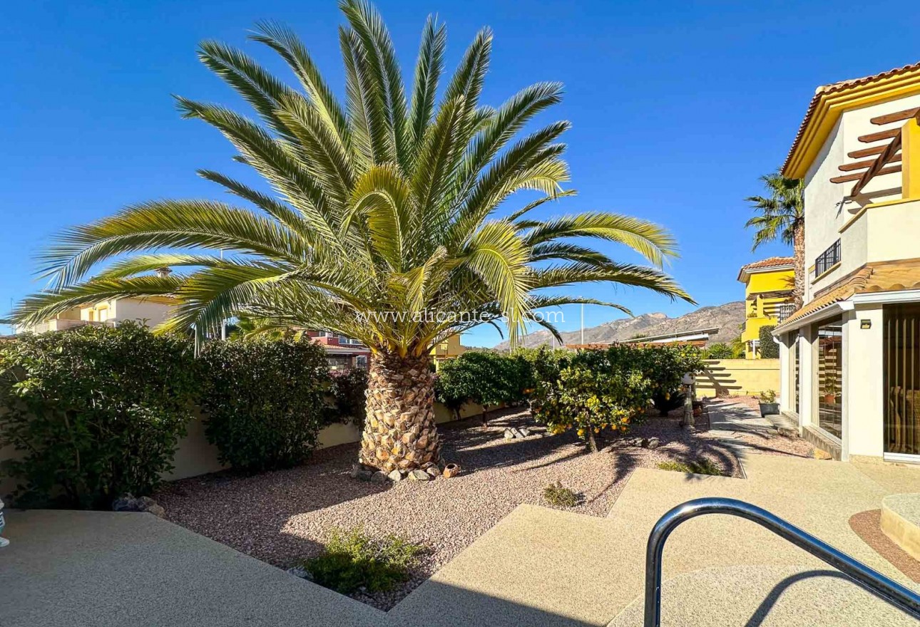 Sale - Villa  - Hondón de las Nieves