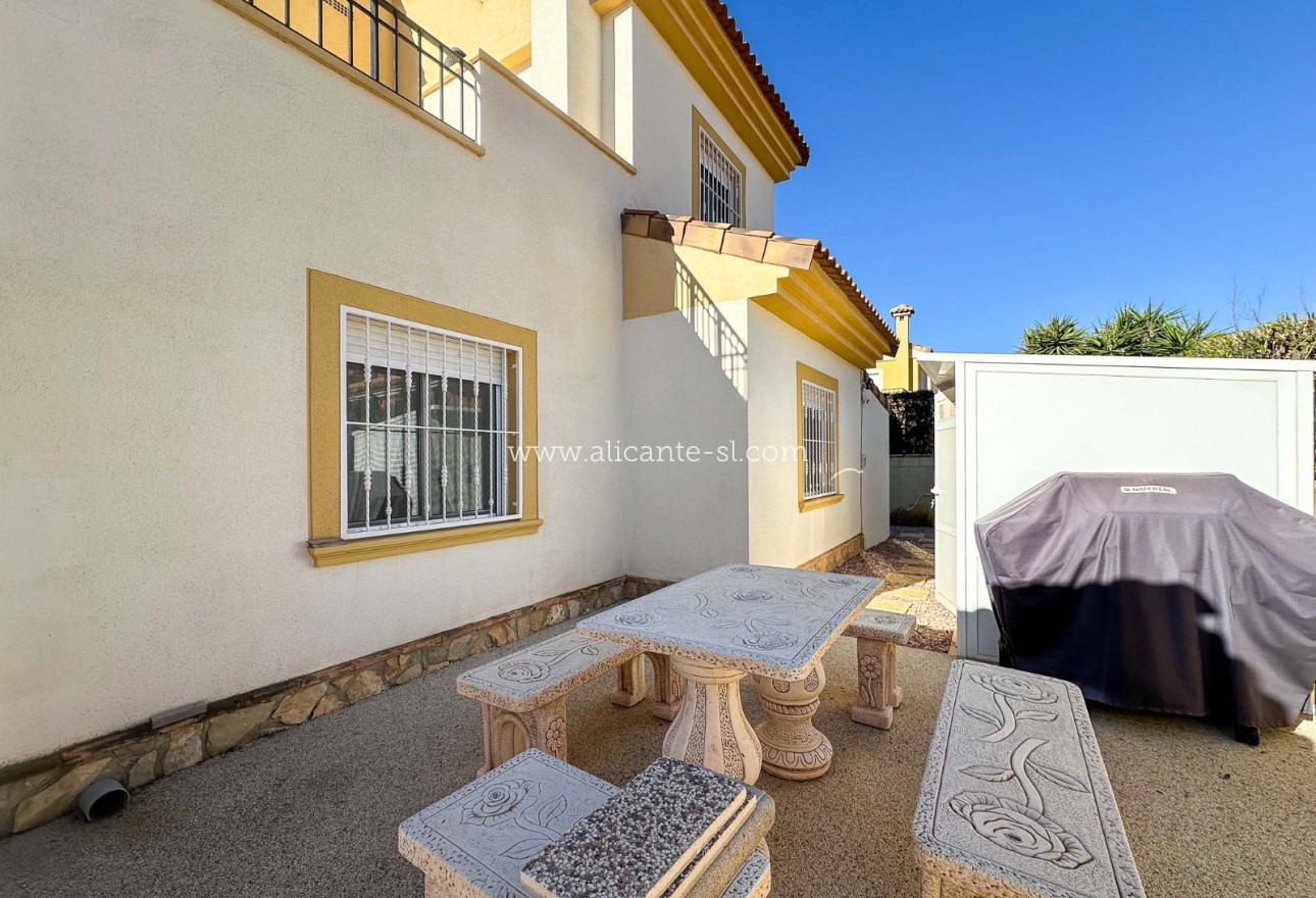 Sale - Villa  - Hondón de las Nieves
