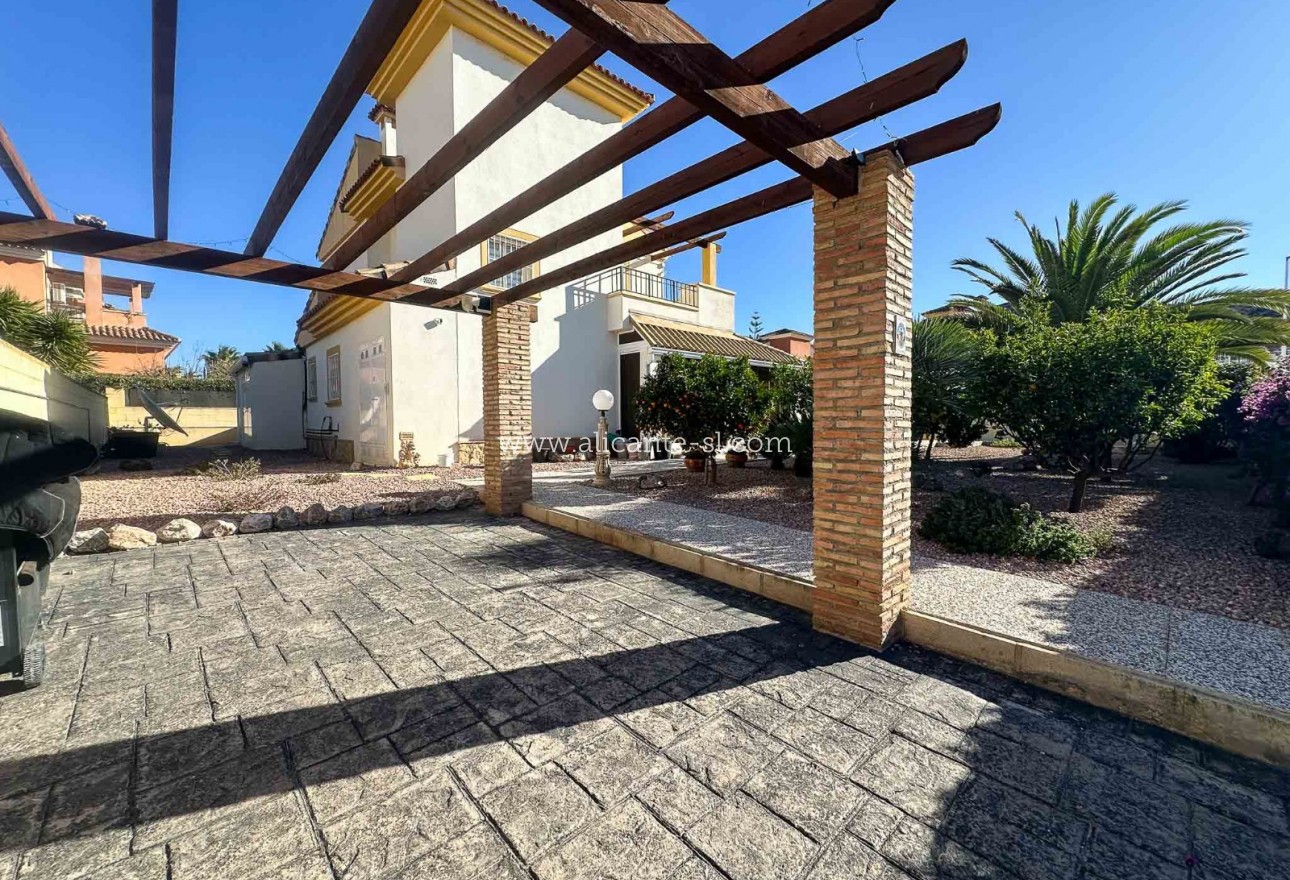 Sale - Villa  - Hondón de las Nieves