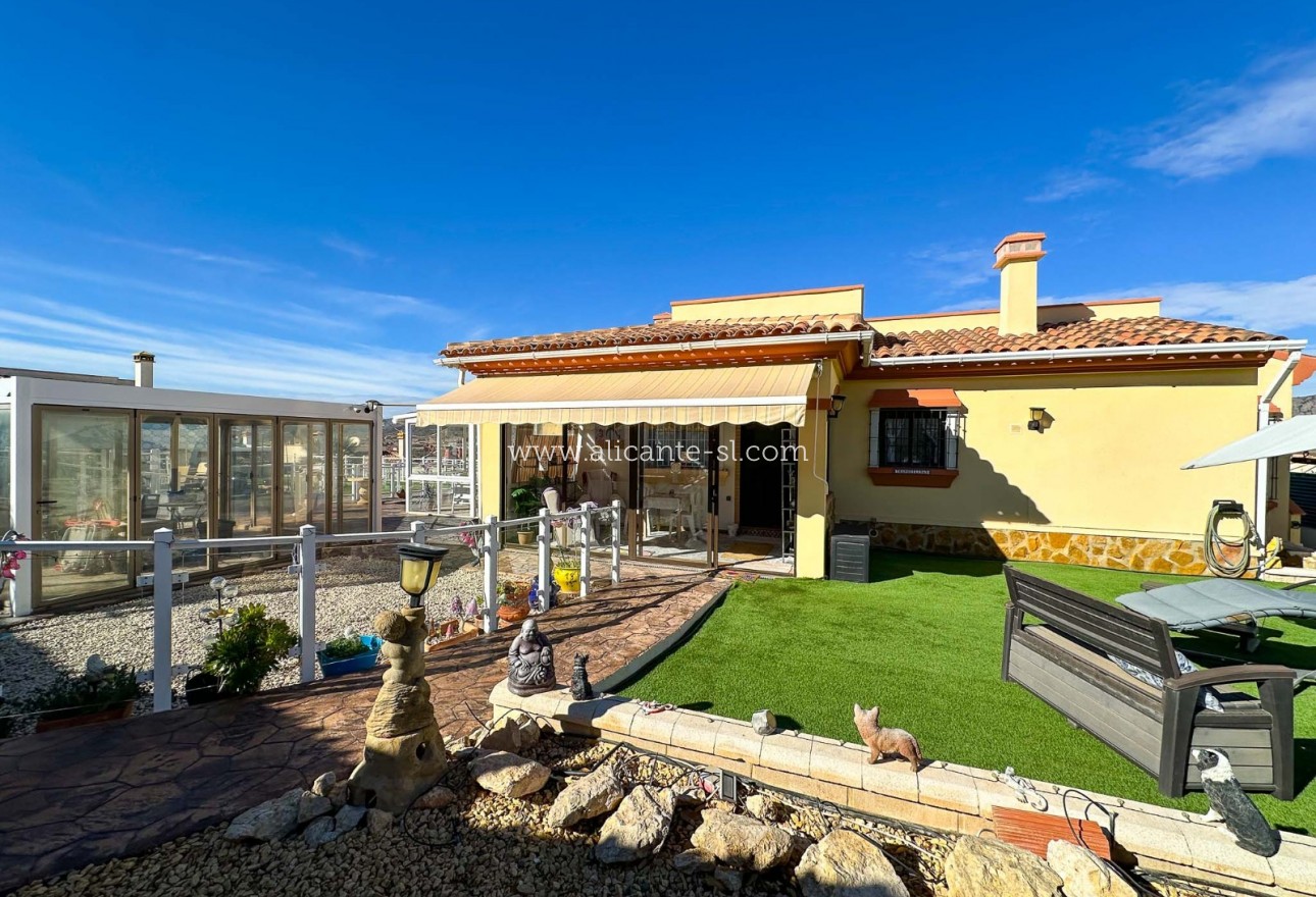 Sale - Villa  - Hondón de las Nieves