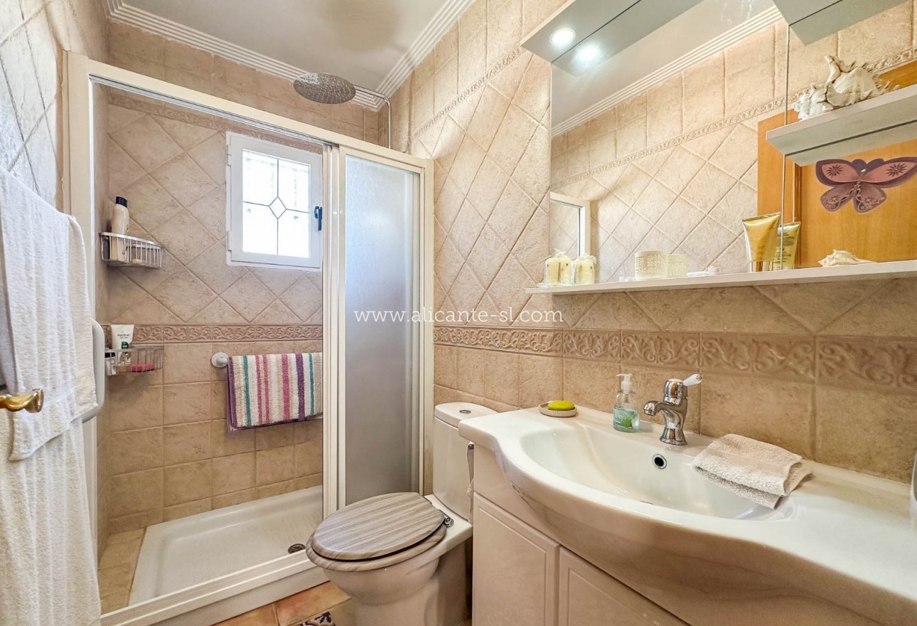 Sale - Villa  - Hondón de las Nieves