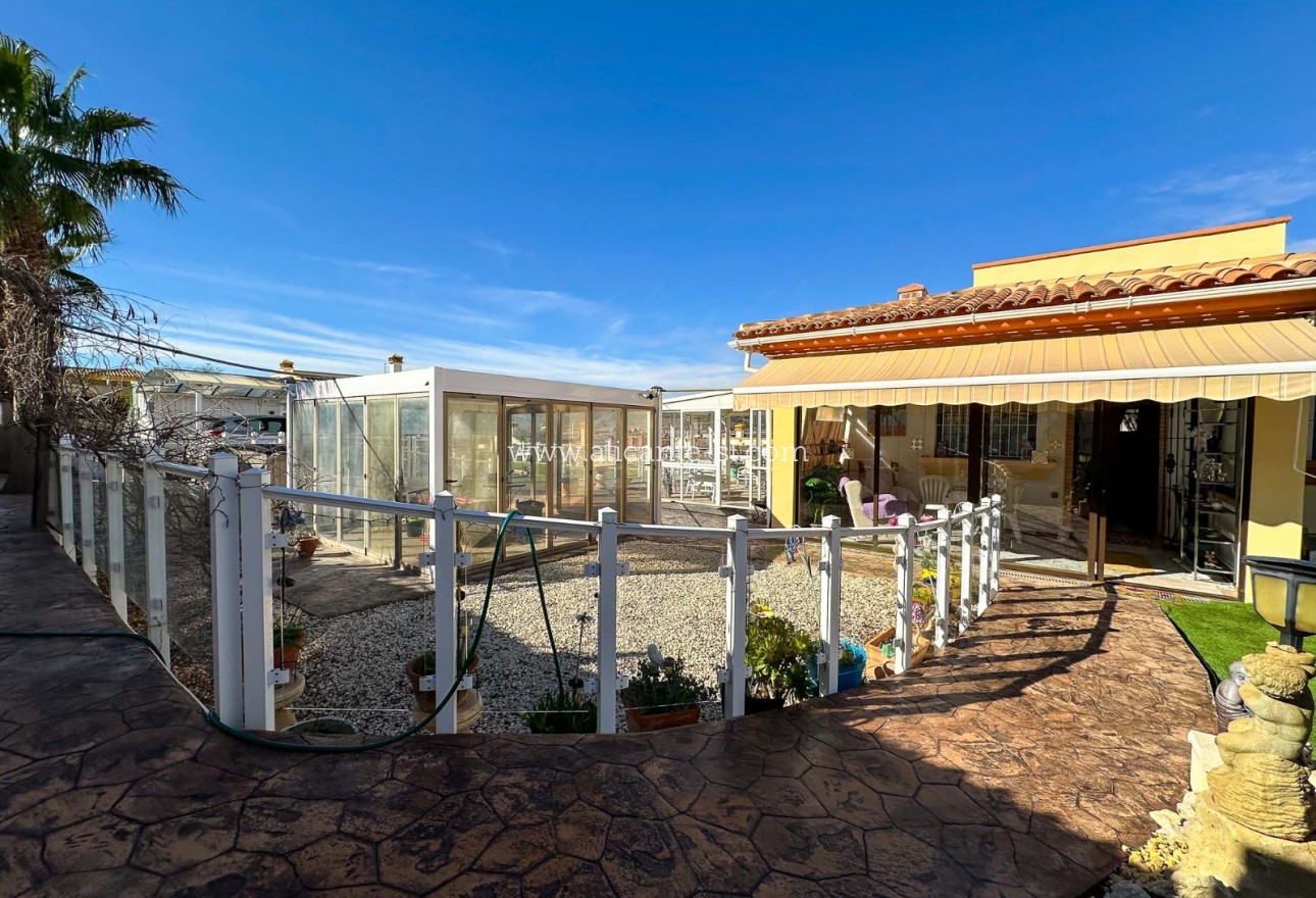 Sale - Villa  - Hondón de las Nieves