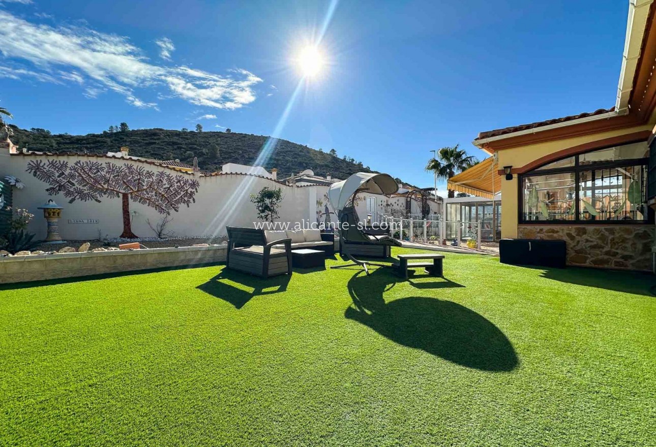 Sale - Villa  - Hondón de las Nieves