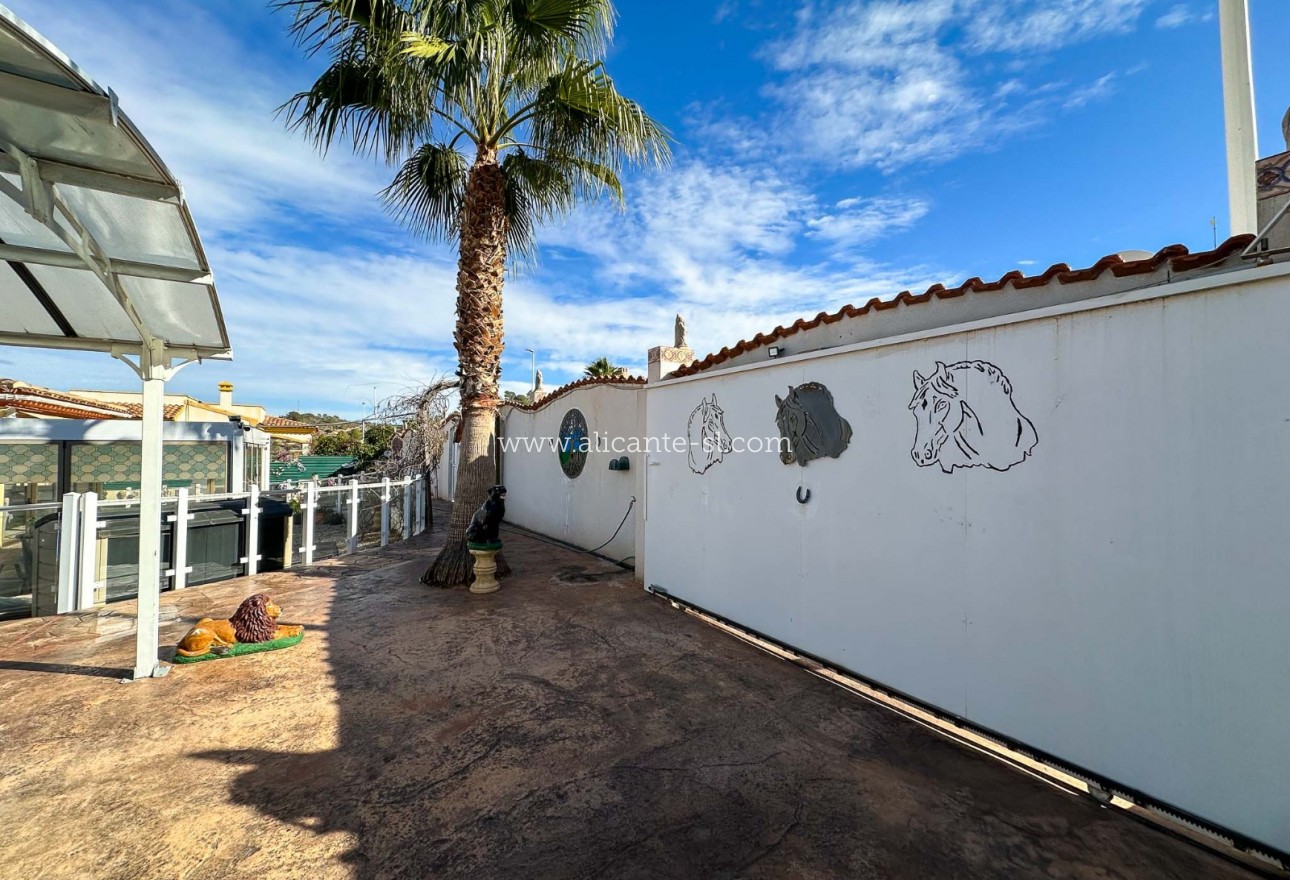 Sale - Villa  - Hondón de las Nieves