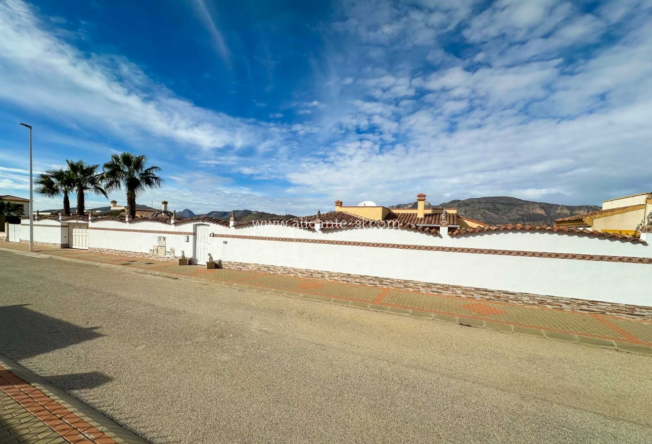 Sale - Villa  - Hondón de las Nieves