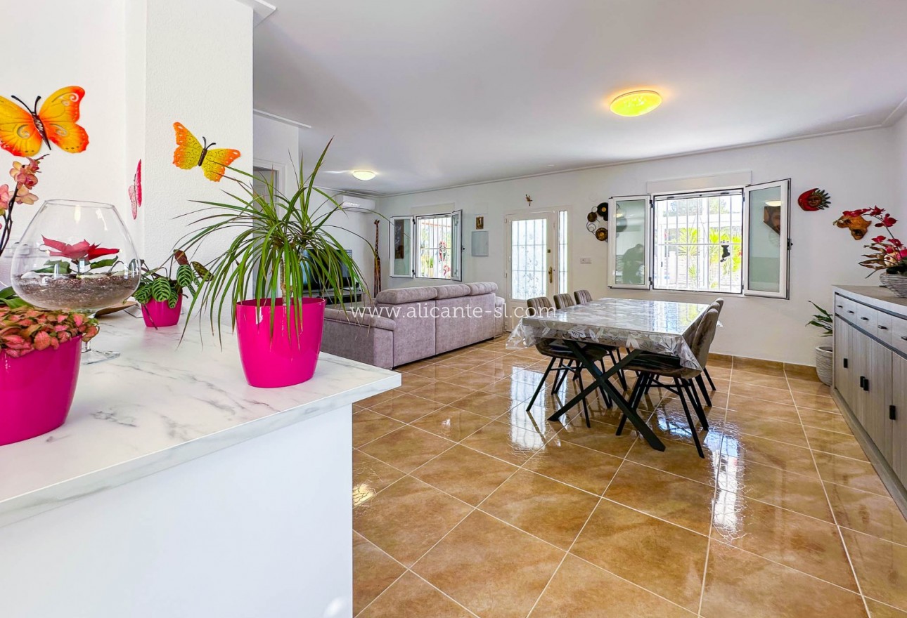 Sale - Villa  - Hondón de las Nieves