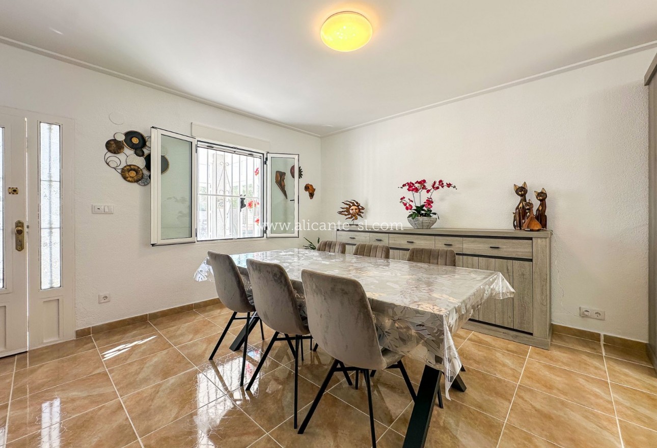 Sale - Villa  - Hondón de las Nieves