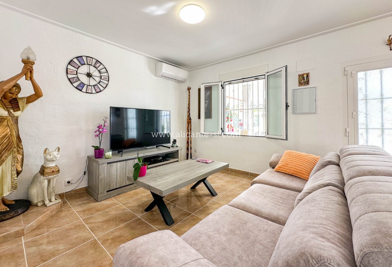 Sale - Villa  - Hondón de las Nieves