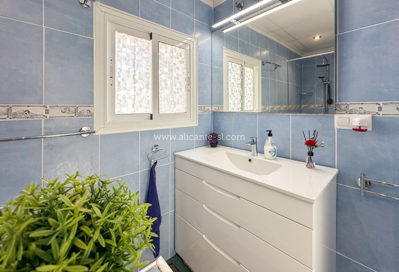 Sale - Villa  - Hondón de las Nieves