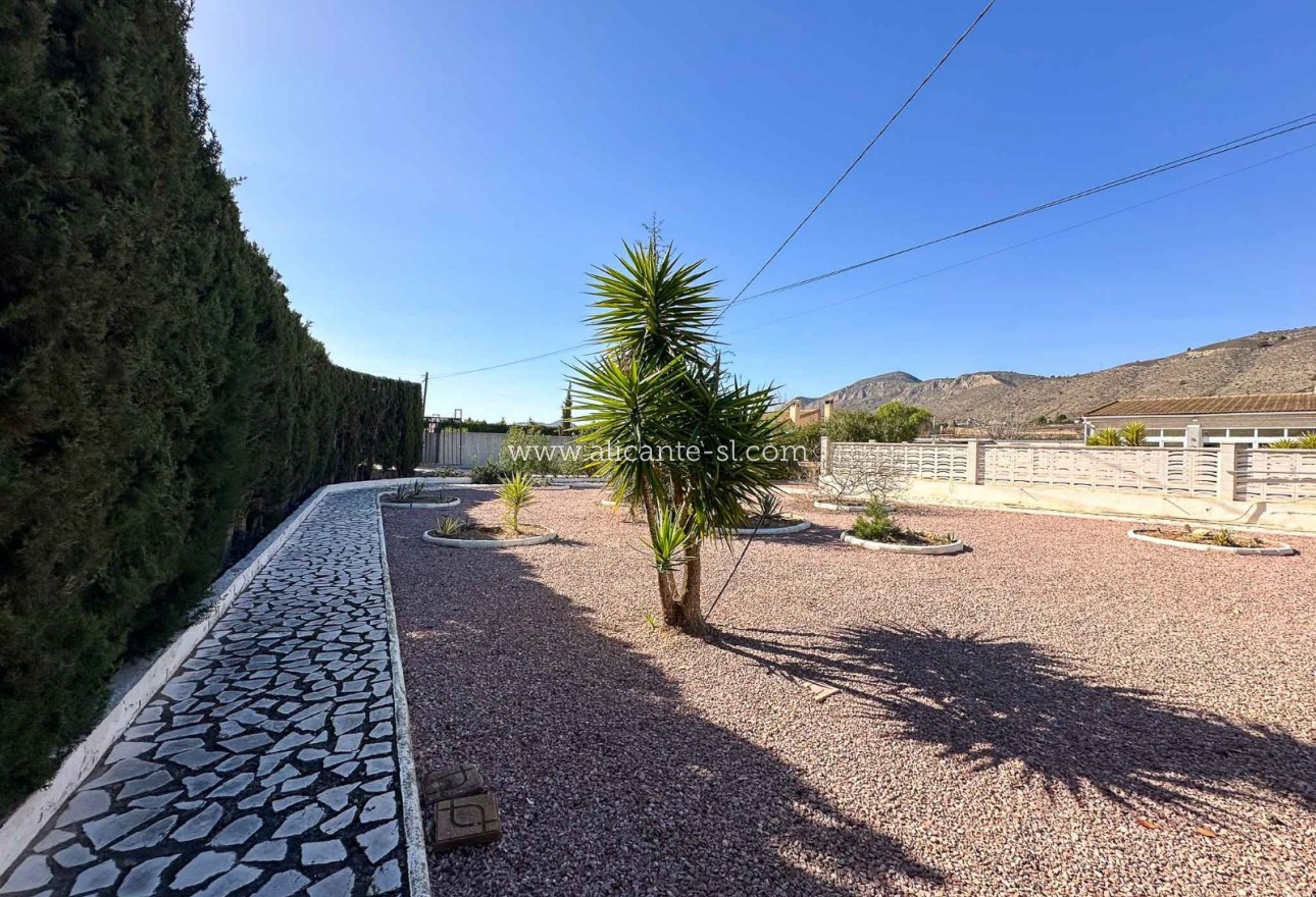 Sale - Villa  - Hondón de las Nieves