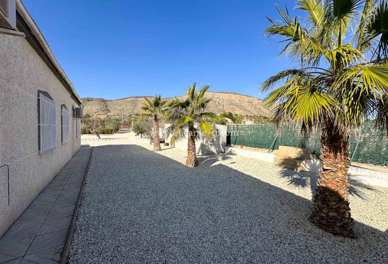 Sale - Villa  - Hondón de las Nieves