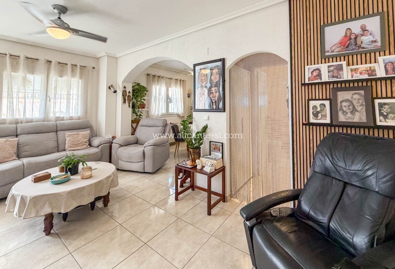 Sale - Villa  - Orihuela Costa - Los Altos