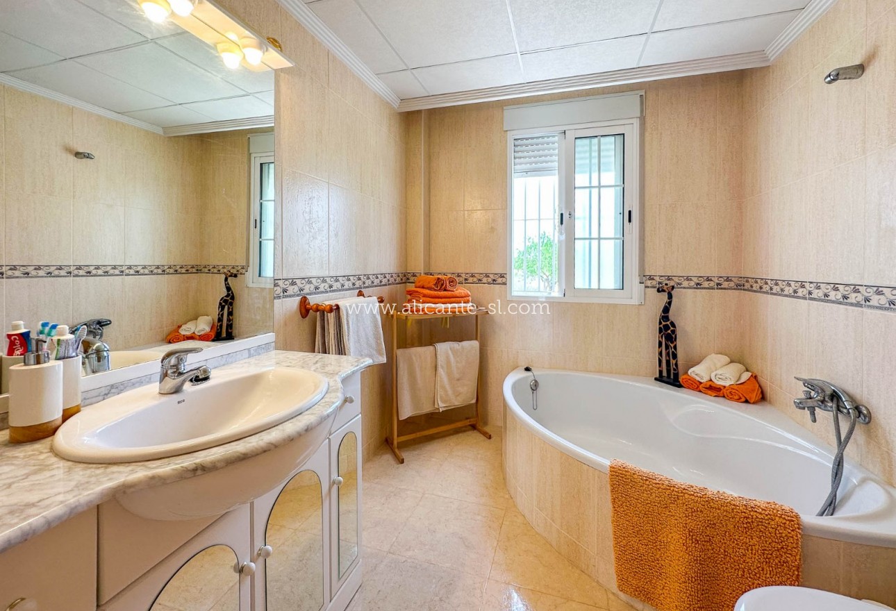 Sale - Villa  - Pinoso