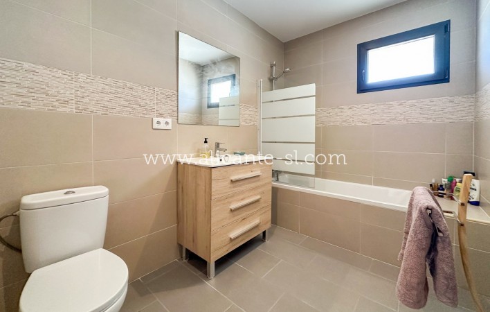 Resale - Villa / Doppelhaushälfte - Hondón de las Nieves