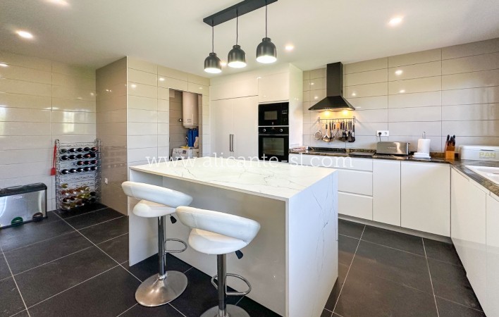 Resale - Villa / Doppelhaushälfte - Hondón de las Nieves