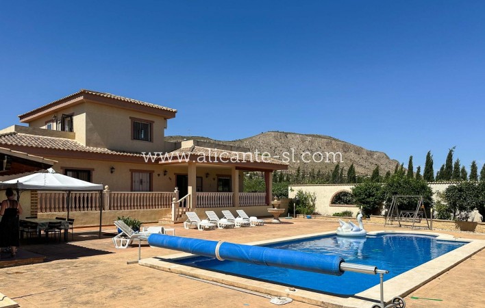 Resale - Villa / Doppelhaushälfte - Hondón de las Nieves