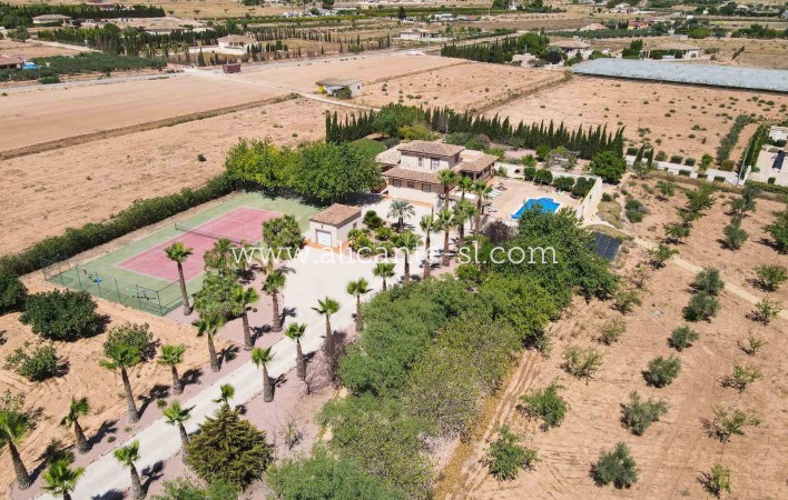 Resale - Villa / Doppelhaushälfte - Hondón de las Nieves