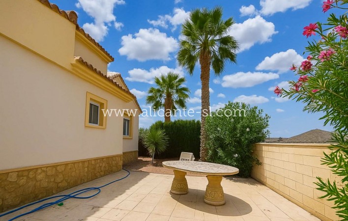 Resale - Villa / Doppelhaushälfte - Hondón de las Nieves