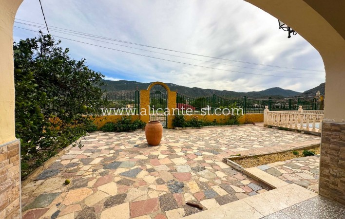 Sale - Villa  - Hondón de las Nieves