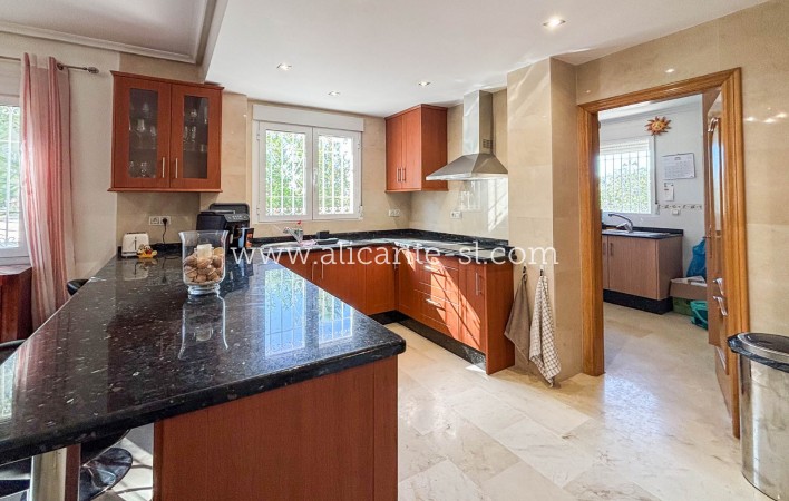 Resale - Villa / Doppelhaushälfte - Hondón de las Nieves