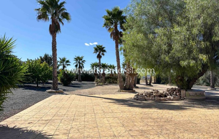 Resale - Villa / Doppelhaushälfte - Hondón de las Nieves