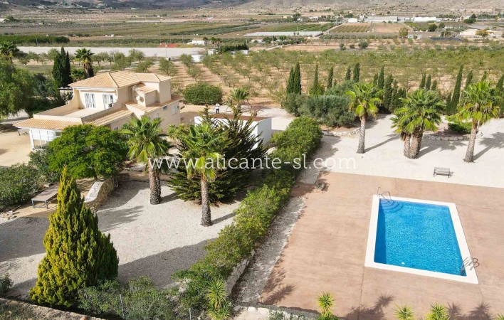 Resale - Villa / Doppelhaushälfte - Hondón de las Nieves