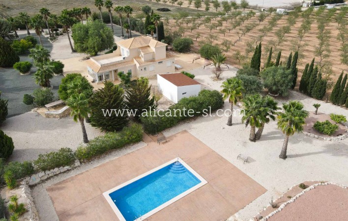 Resale - Villa / Doppelhaushälfte - Hondón de las Nieves