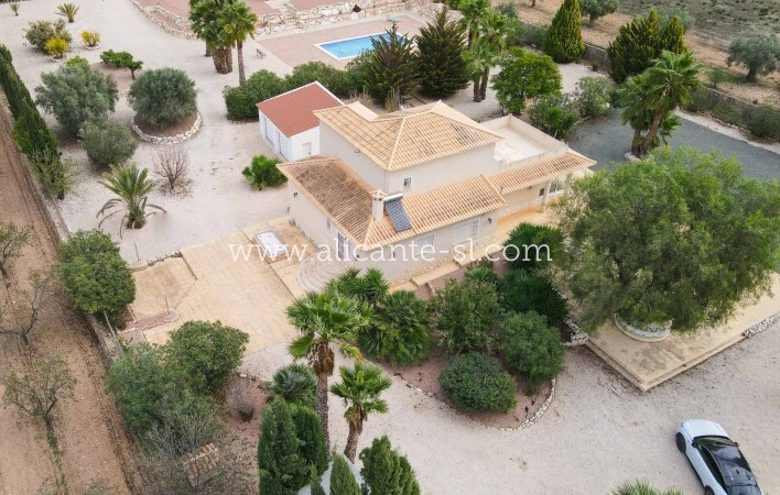 Resale - Villa / Doppelhaushälfte - Hondón de las Nieves