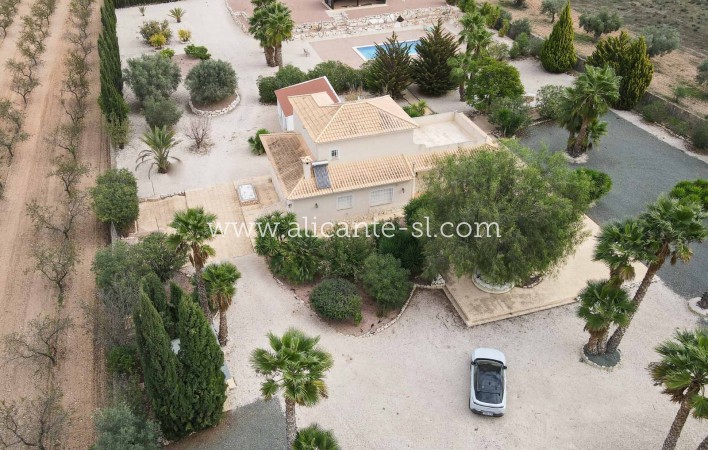 Resale - Villa / Doppelhaushälfte - Hondón de las Nieves