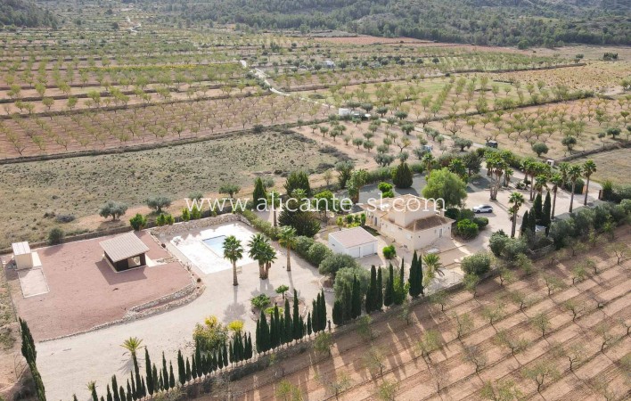 Resale - Villa / Doppelhaushälfte - Hondón de las Nieves