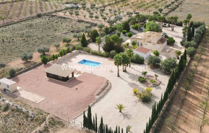 Resale - Villa / Doppelhaushälfte - Hondón de las Nieves