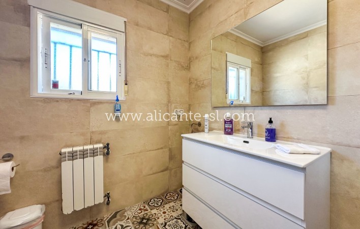 Resale - Villa / Doppelhaushälfte - Hondón de las Nieves