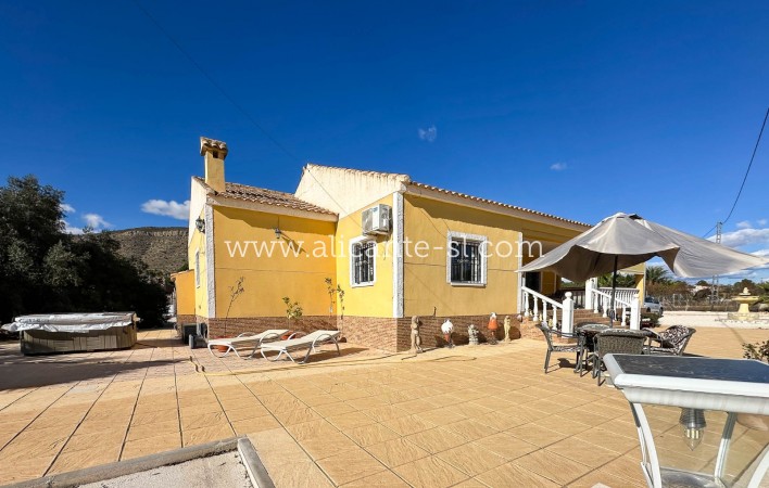 Resale - Villa / Doppelhaushälfte - Hondón de las Nieves