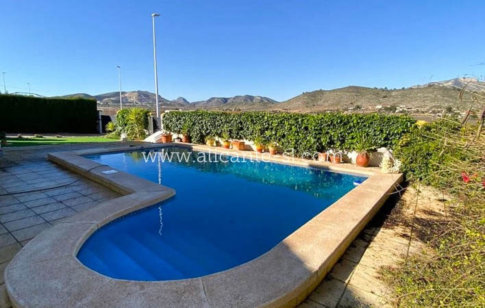 Sale - Villa  - Hondón de las Nieves