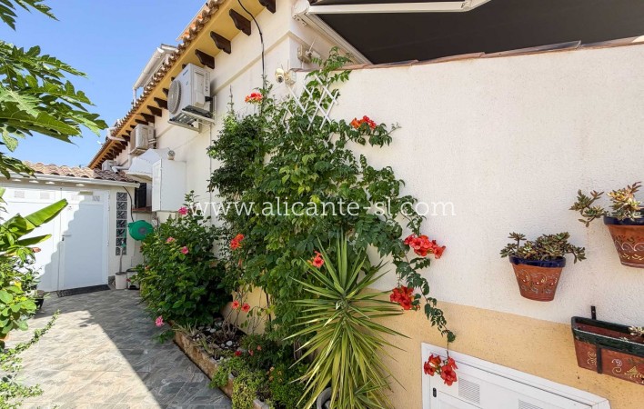 Sale - Villa  - Orihuela Costa - Los Altos