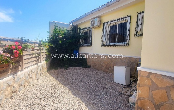 Sale - Villa  - Algueña