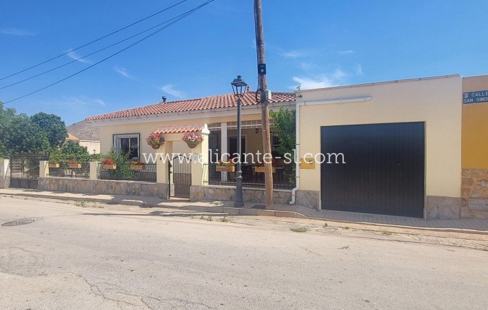 Sale - Villa  - Algueña