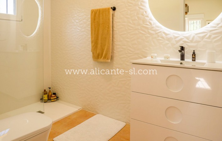 Resale - Villa / Doppelhaushälfte - La Romana