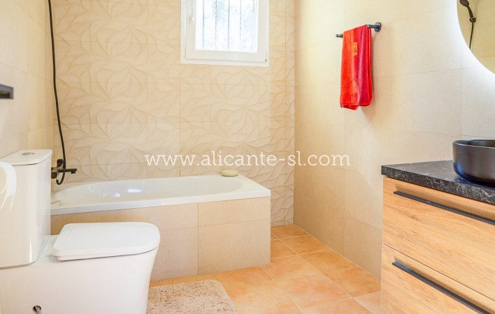 Resale - Villa / Doppelhaushälfte - La Romana