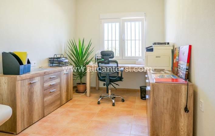 Resale - Villa / Doppelhaushälfte - La Romana