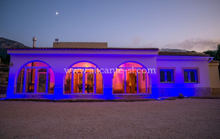 Resale - Villa / Doppelhaushälfte - La Romana